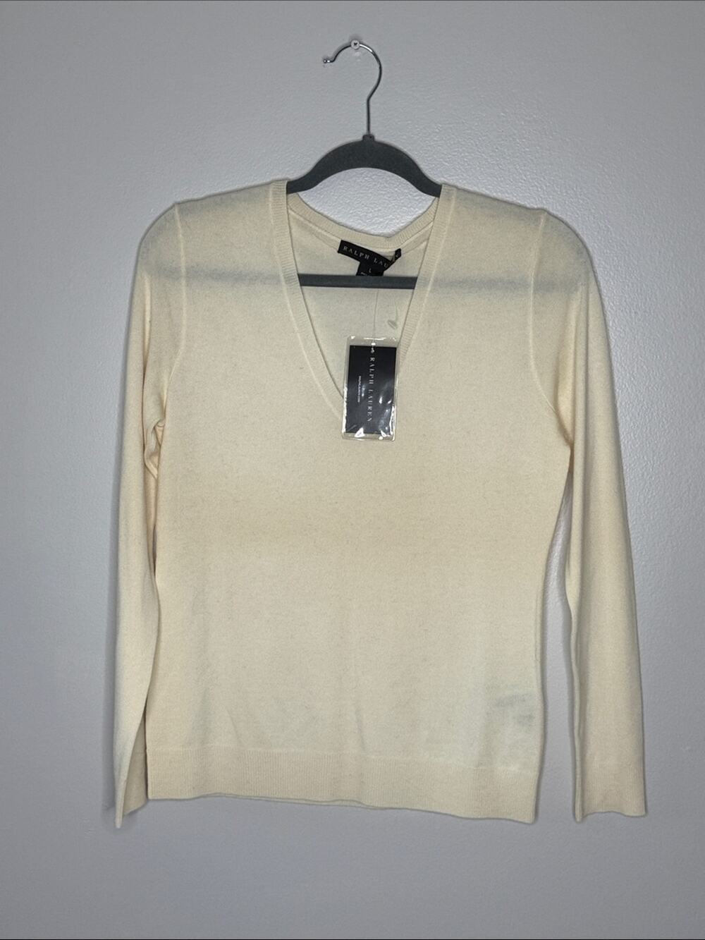 Ralph Lauren Women's V-Neck Sweater in Cream Size Large NEW!